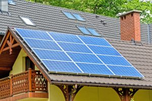 avantages panneaux solaires toit maison