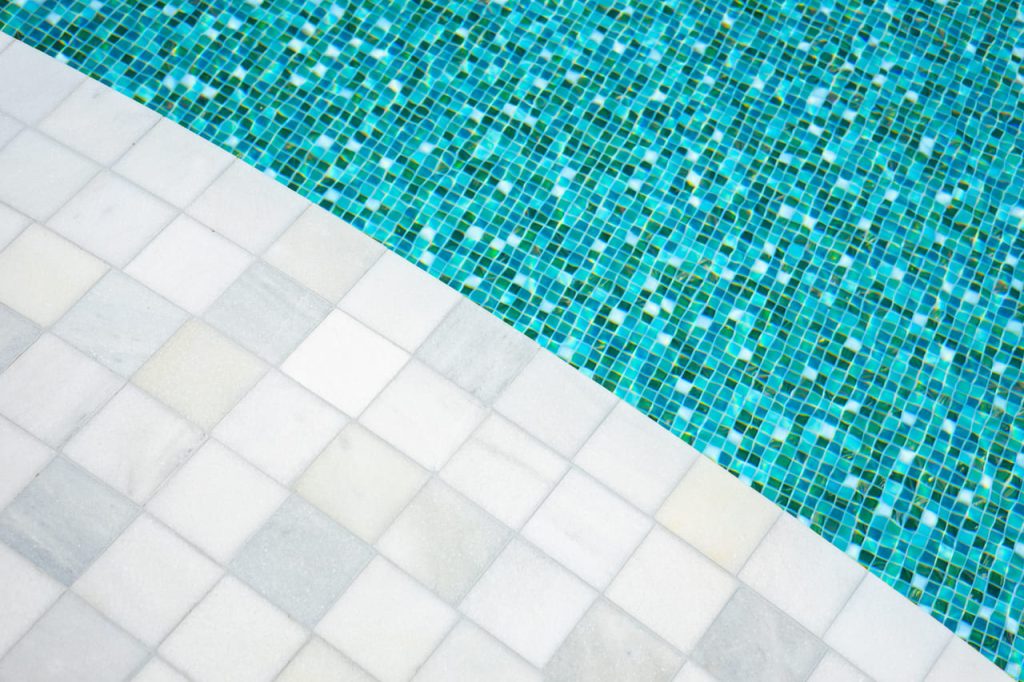 choisir carrelage piscine jardin